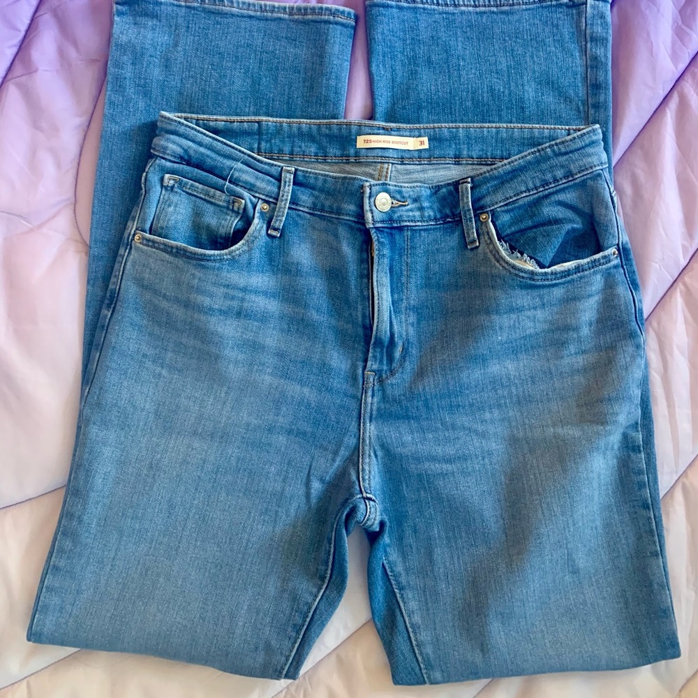 Levi's 725 High Rise Bootcut Jeans